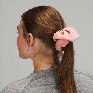 Lululemon Uplifting Oversized Scrunchie
Pink Puff